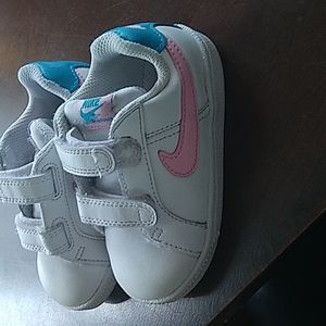 Nike: toddler size 6 girls sneakers